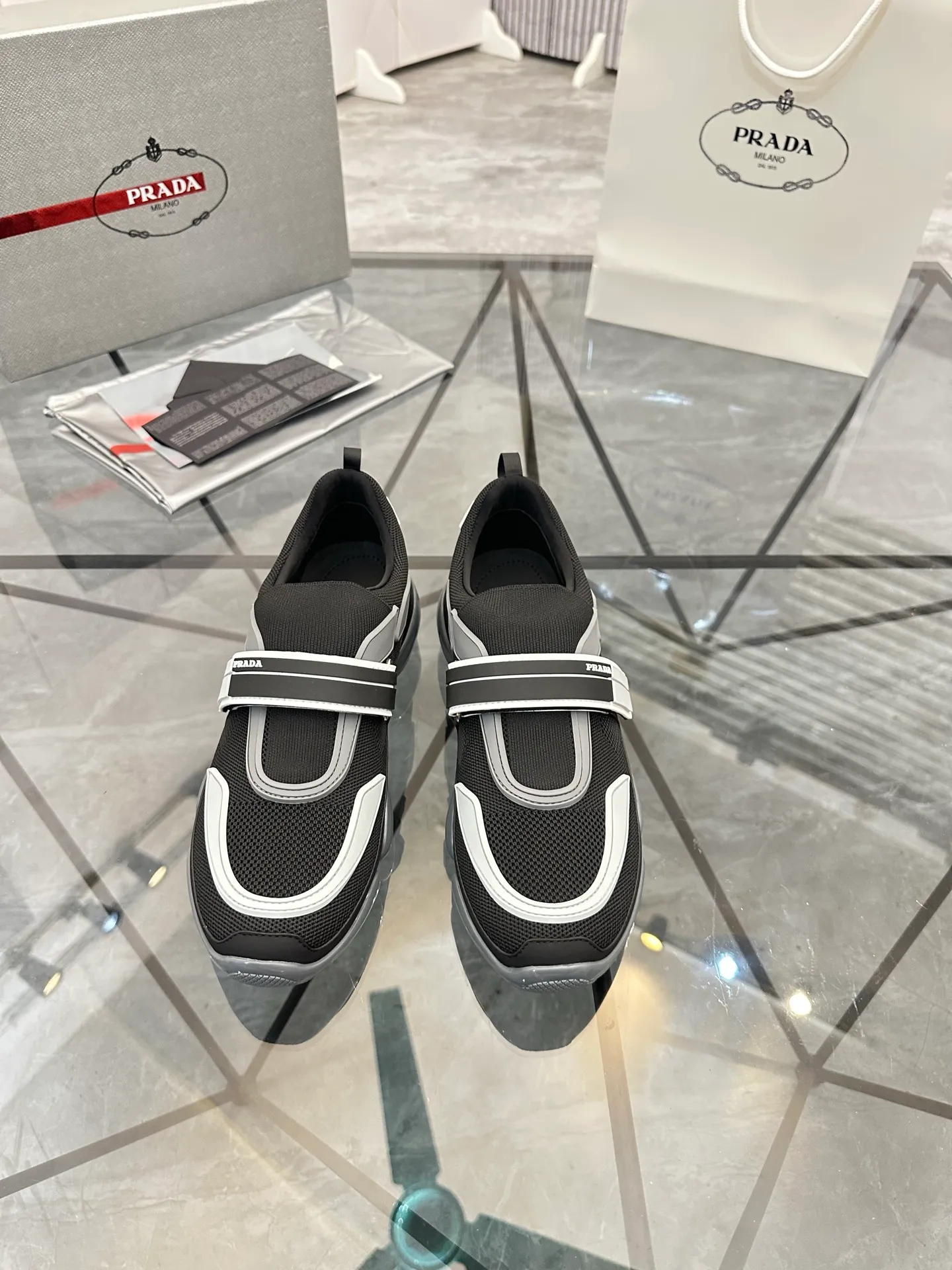Men's shoes: 💰P500¥ High-end top quality Product trademark: Prada *"Prada*" low-top casual shoes Regular size: 38-45 (can be customized to 46) One size larger Product materials: imported breathable fly weave upper, professional glue-making process, breathable lining, cowhide foot pads, original outsole. No.: 001